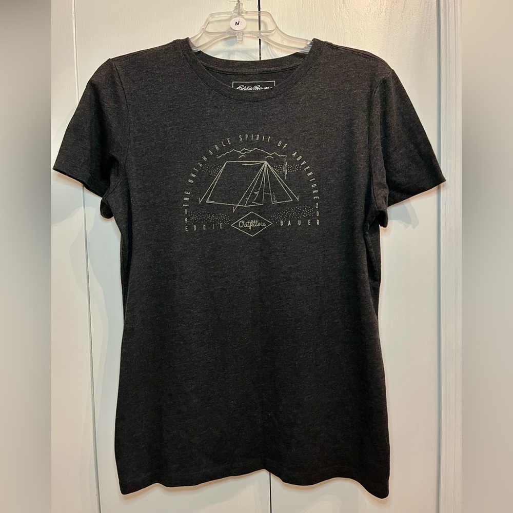 NWOT Eddie Bauer. Dark Gray Short Sleeve Graphic Top. Size large.